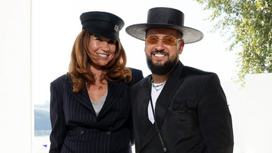 Монатіки з молодшим сином провели старших до школи та попозували для сімейного фото