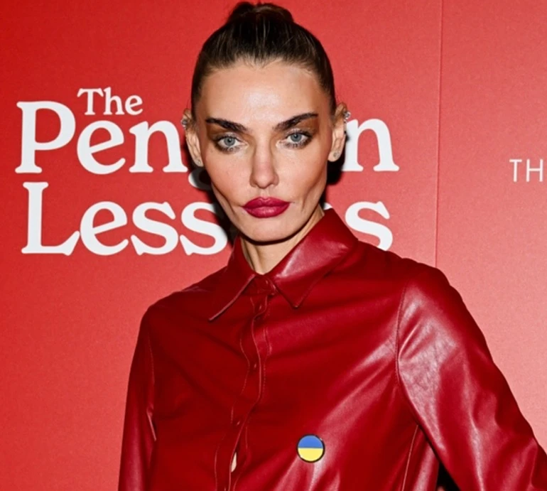 Виглядає боляче: Байкова у самих трусиках показала, як їй скульптурують тіло дерев'яним шкребком