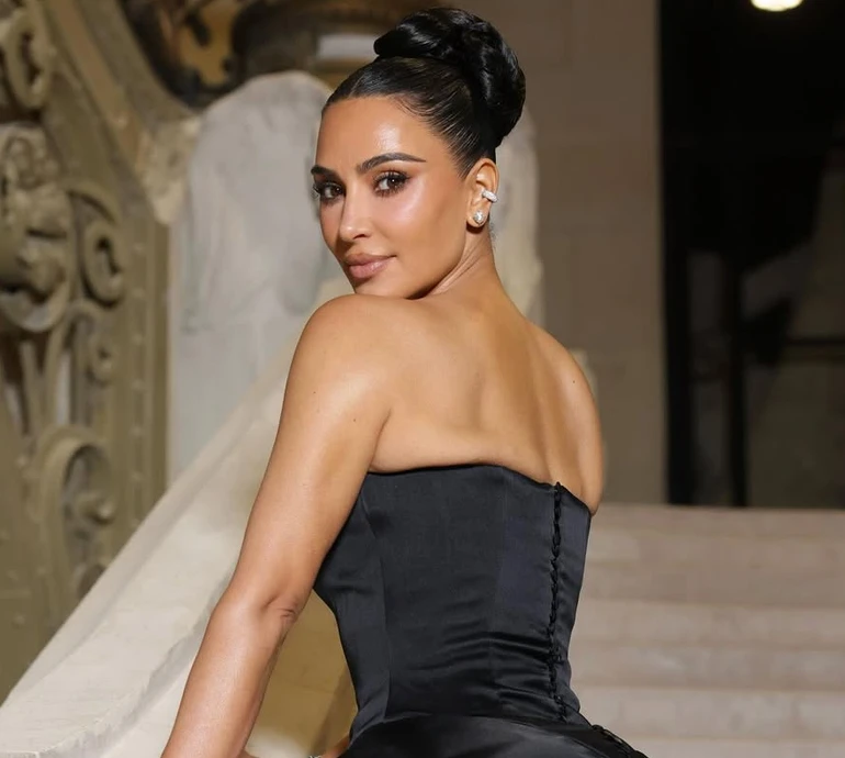 Новий тренд? Кардашян здивувала колекцією стрінгів з лобковим волоссям, які розкупили за добу