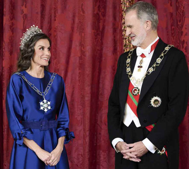 Королева Летісія в ошатному сапфіровому луці зустріла оманського султана. Фото