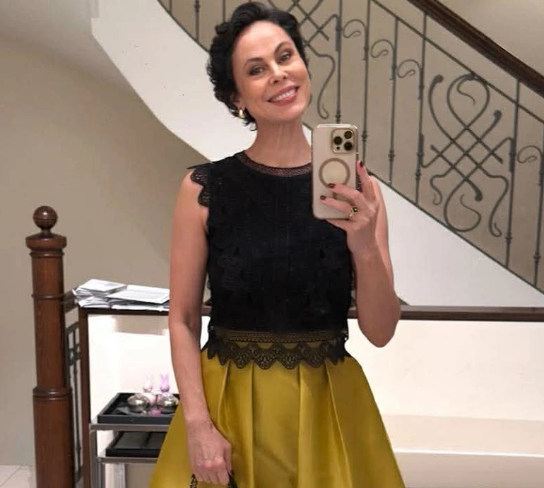 Золотий атлас і чорне мереживо: ексдружина Кличка на премії похвалилася стрункістю в елегантному міді. Фото