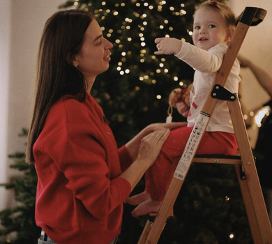 Троянди від тата та обійми мами: Усики замилували різдвяною магією з обома дочками коло ялинки. Фото