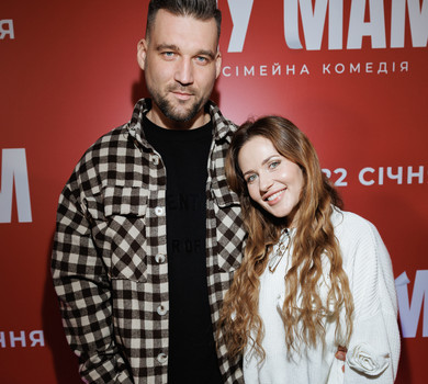 Денисенко в обіймах бойфренда, Брежнєва, Кравець та Єфросиніна засвітилися на прем'єрі фільму про мам. Фото