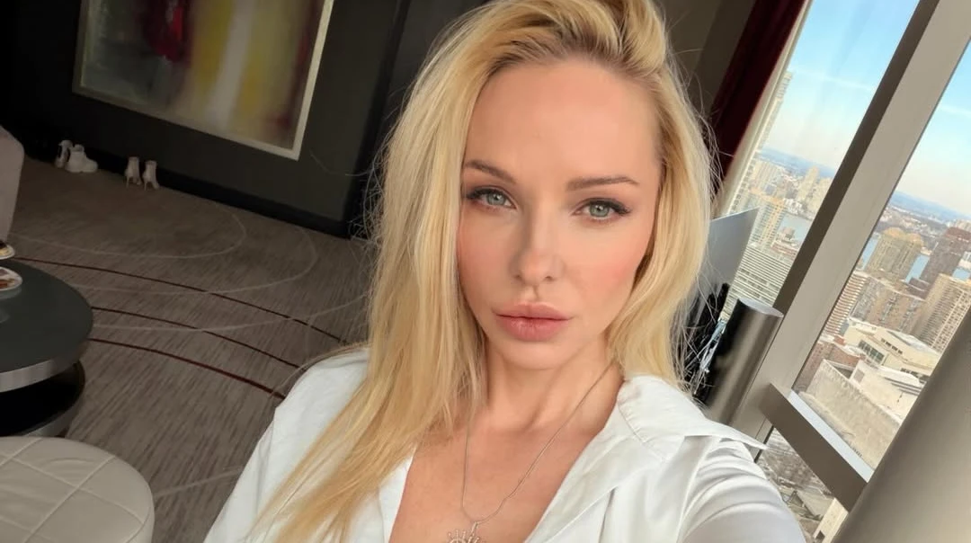 Вайби Карді Бі: Трегубова у шубі на голе тіло посвітила апетитним бюстом за столиком для візажу. Фото