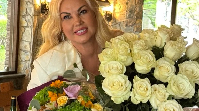 Золотий торт із мікрофоном та Захур поруч: Камалія показала, де і з ким відгуляла 49-річчя. Фото