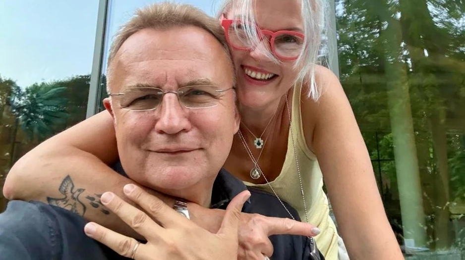 Одне з моїх місць сили: Садовий в обіймах дружини показав, де відзначив 58-річчя