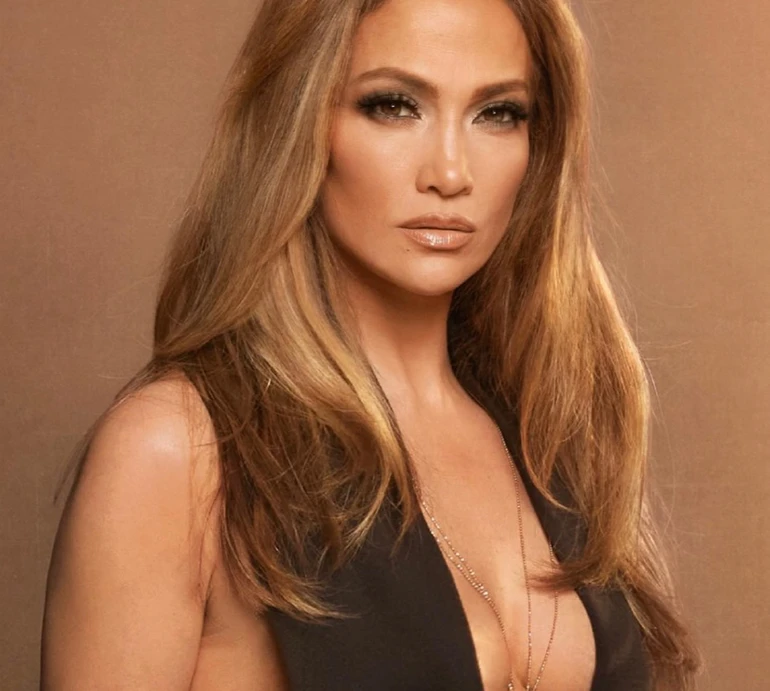 54-річна Лопес посвітила грудьми у химерному максітопі. ФОТО