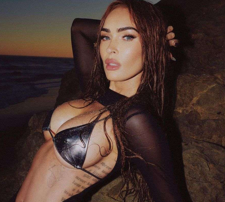 Фокс посвітила бюстом та оголила стегна в еротичному максі зі шворками. Фото