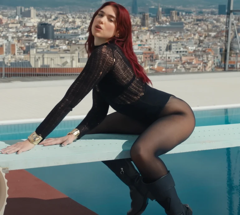 Синхронне плавання та звабливі луки: Муіньо зняла запальний кліп для британської зірки Дуа Ліпи