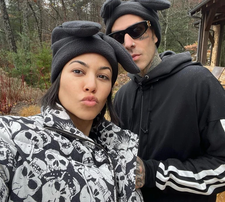 Обожнюю: чоловік Кортні Кардашян з нагоди її 45-річчя показав мільйонам підписників дружину на унітазі. Фото