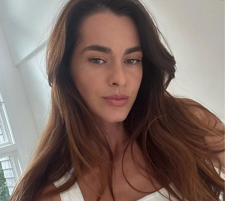 Стефанко у купальнику та капелюсі похизувалася тендітним тілом коло басейну