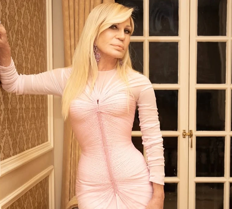 Остання капсула Донателли: Шиффер у джампс'юті, Мосс у хижому міні та декольтована Валетта знялися для Versace. Фото