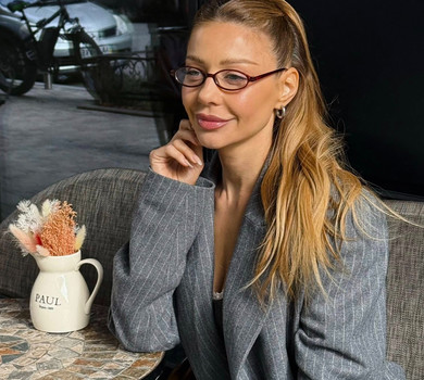 Смугастий сірий і котячі підбори: Кароль в осінньому total луці попозувала в кав'ярні на вулиці. Фото