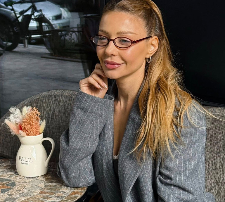 Смугастий сірий і котячі підбори: Кароль в осінньому total луці попозувала в кав'ярні. Фото