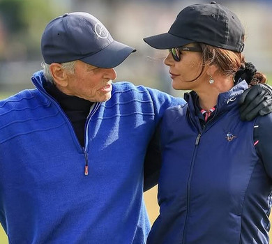 Сімейна справа: Дуглас і Зета-Джонс пообіймалися на полі для гольфу в Шотландії. Фото