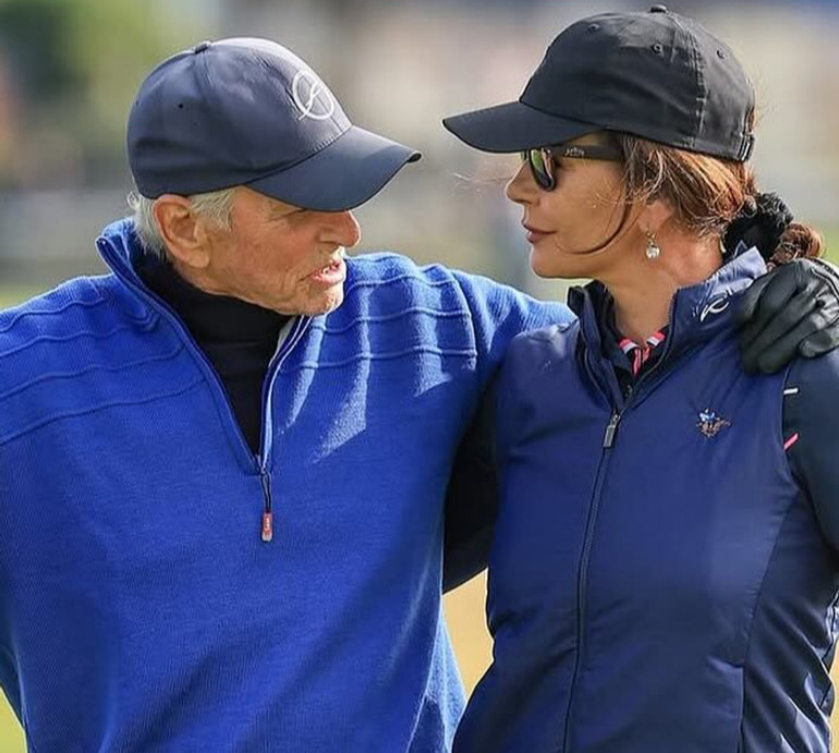 Сімейна справа: Дуглас і Зета-Джонс пообіймалися на полі для гольфу в Шотландії. Фото