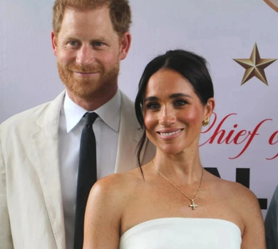 Принц Гаррі з червоним маком та Меган Маркл у спідниці на запах засвітилися на 70-річчі Дженнер у маєтку Безоса