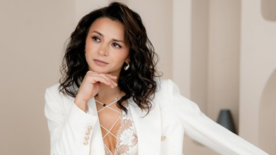 Гвоздьова у напівпрозорому спідньому та з цигаркою в руці ефектно попозувала на балконі. Фото