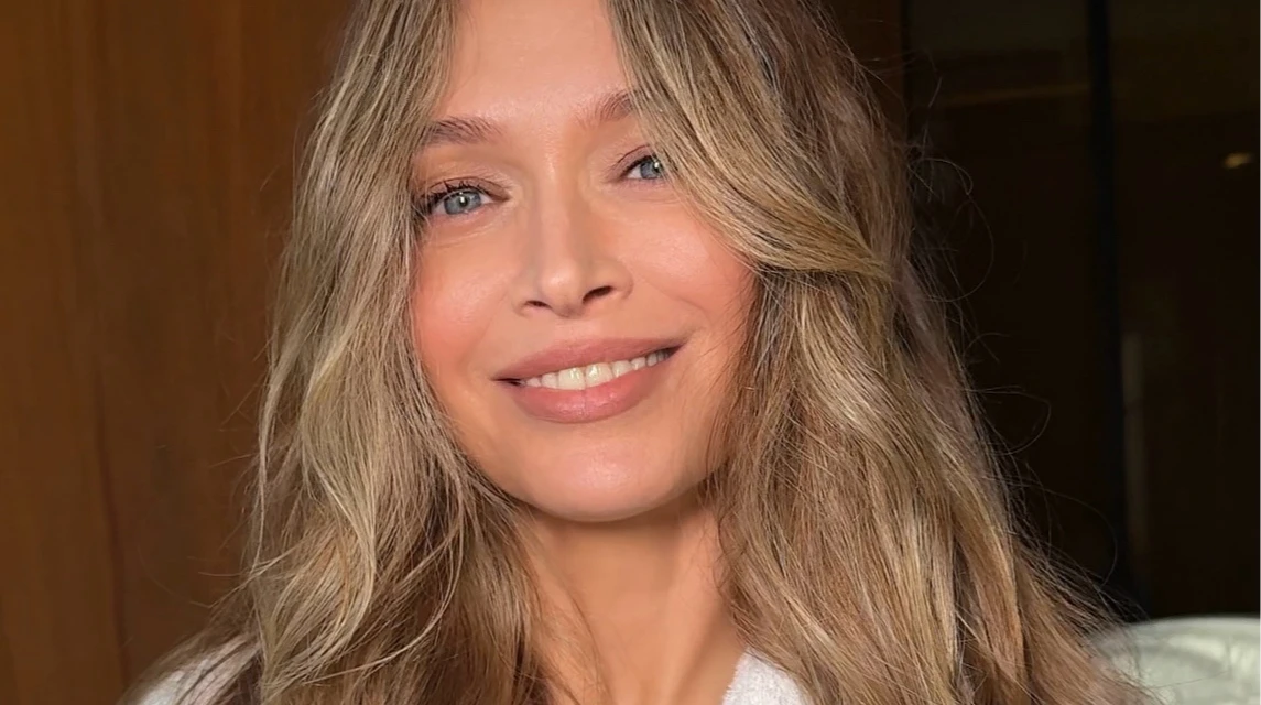 Брежнєва у халаті блиснула ніжкою в готелі та вигуляла дизайнерське худі на Тиждень моди в Парижі