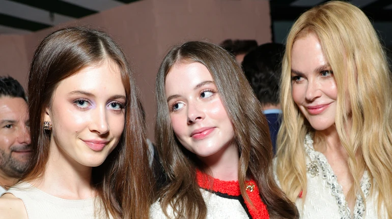 Піду вранці до церкви: Кідман у твіді від Chanel попозувала із двома доньками та поділилася планами на Оскар