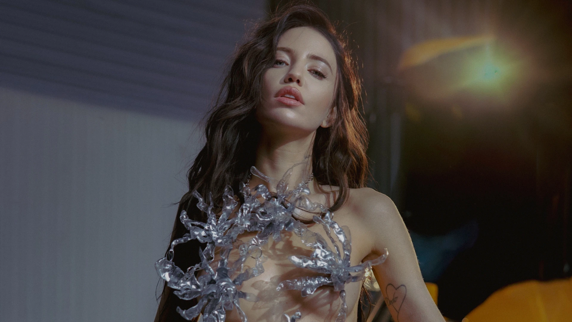 Талант і краса нашої нації: DOROFEEVA у драйвовому кліпі на свою першу англомовну пісню показала сучасну Україну