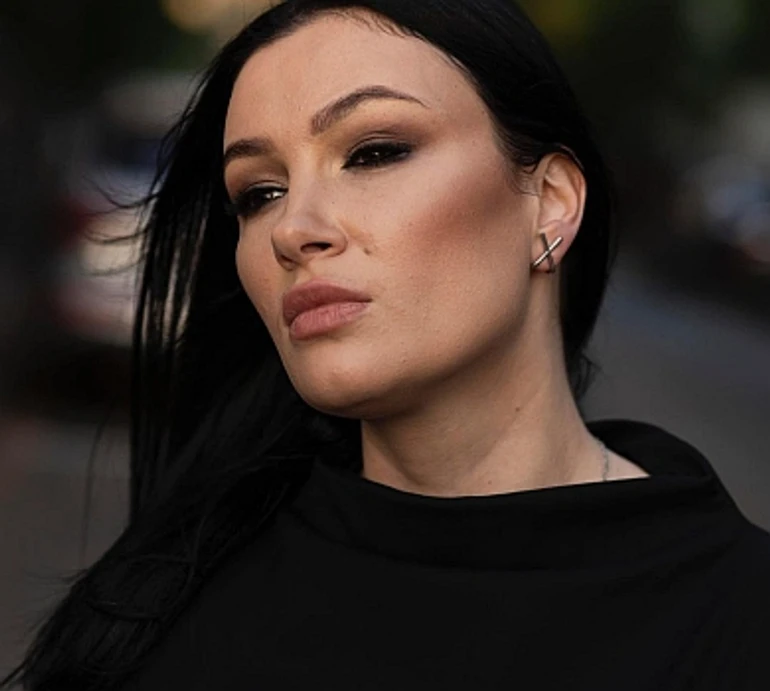 Чесно можу сказати, я п'ю: Приходько про те, як заспокоює себе алкоголем і солодким та скільки кіло набрала