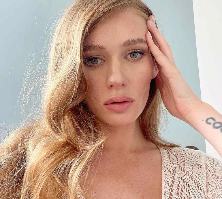 Луна на чималому терміні вагітності оголилася для пікантного ФОТО