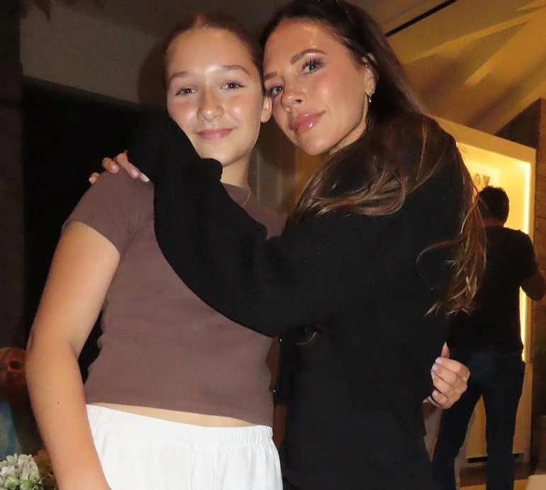 Бекхем похвалилася ексклюзивною сукнею, яку створила для 12-річної донечки. Фото