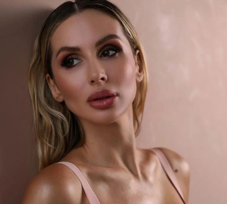 Лобода у крихітному купальнику та сукні з мереживом попозувала на тлі екзотичних пейзажів