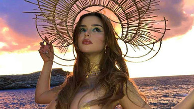 Демі Роуз на заході сонця посвітила пишними голими грудьми у золоті. Фото