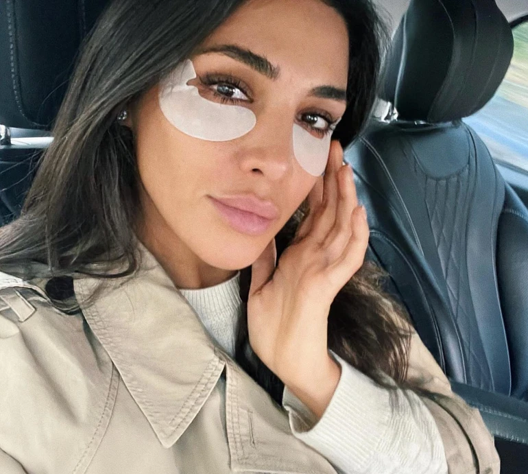 Дімопулос у лосинах і топі показала планку і вправу з канатами