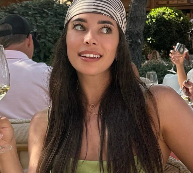 Неплях у сукні з бездонним декольте показала пристрасть на тлі антібських пейзажів