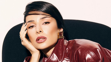 Огнєвіч у шкіряному бургунді елегантно виставила ніжки на волохатому килимі