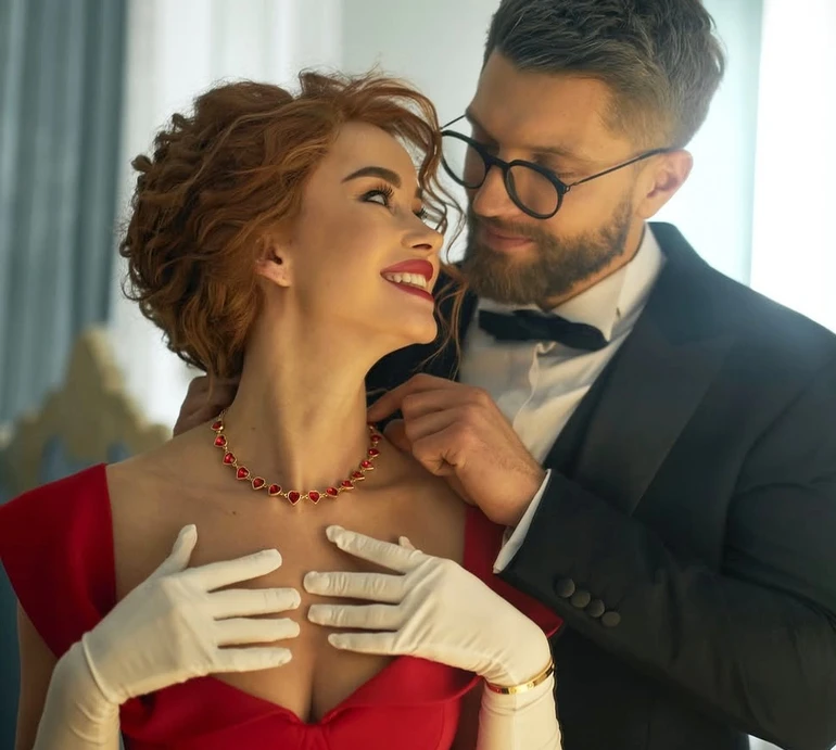 Парфільєва з рудим волоссям та у червоному максі пригорнулася до героя своїх казок. Фото