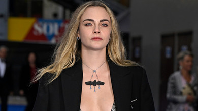 Делевінь у прозорій сукні зі 100-річної тканини посвітила спіднім на кінопрем'єрі. Фото