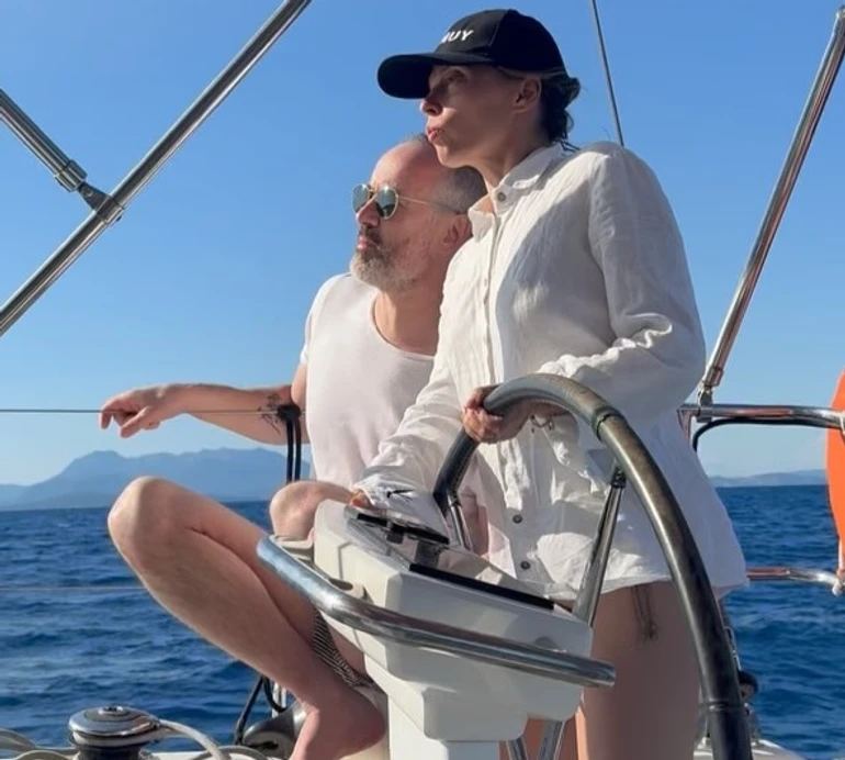 Прикрий моє пузо, а я твоє прикрию: Карпа у купальнику зазнімкувалася в обіймах коханого