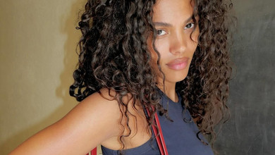 Кунакі топлес попозувала серед пальм для млосних кадрів