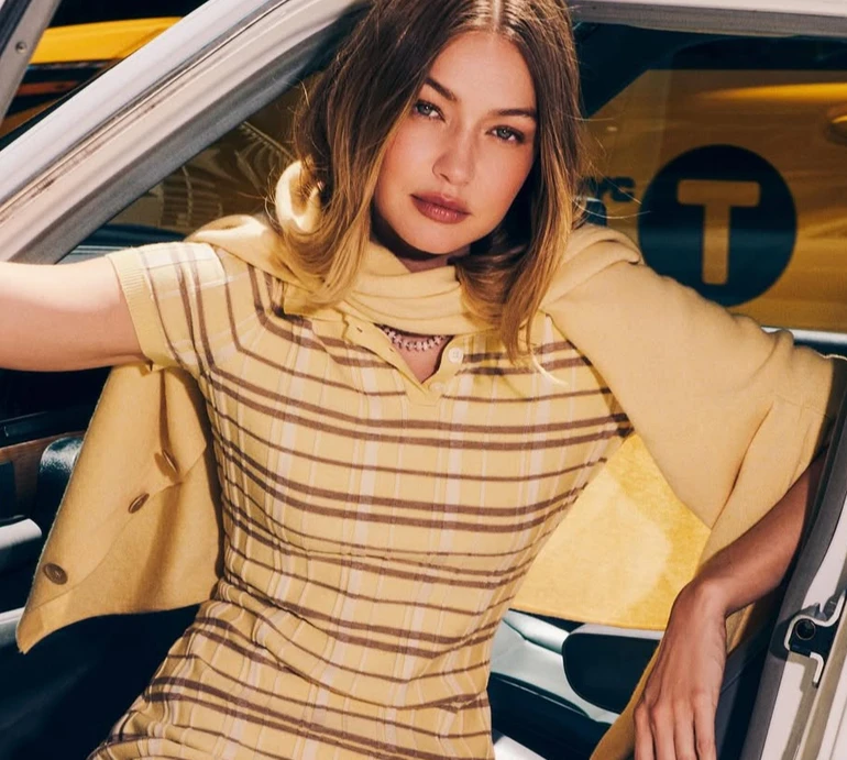 Хадід у силуетній сукні з кольорових клаптиків показалася на вечірці за ручку з Купером. Фото