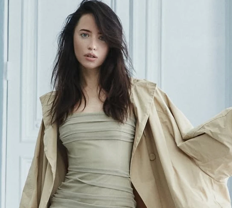 Дорофєєва у драпірованому міні кольору грейж впустила у своє життя осінь. Фото