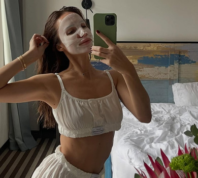 Горняк у спідньому та масці на лиці побешкетувала на ліжку і завела мову про емоційні гойдалки для чоловіків