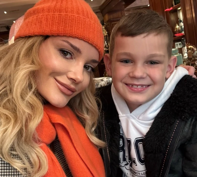 Наче сім'я: Романова на фото свого листопада показалася з Барських та 7-річним сином