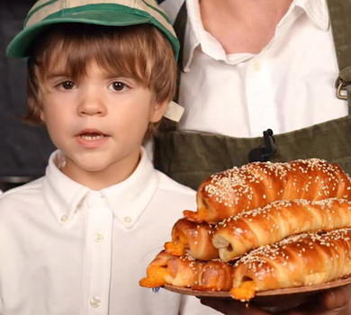 Кацурін з 4-річним сином показали, як приготувати ідеальну сосиску у тісті. Відео