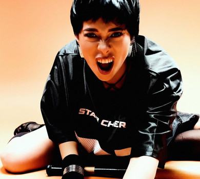 Неплях із короткою зачіскою та битою в руках стала сексі пацанкою для фото