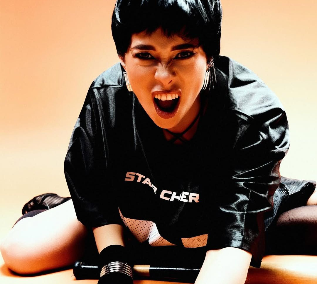 Неплях із короткою зачіскою та битою в руках стала сексі пацанкою для фото