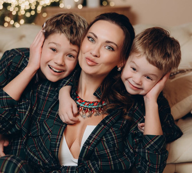 Саліванчук із синами та мамою в однакових піжамах побавилися у святковій оселі для кумедних різдвяних фото