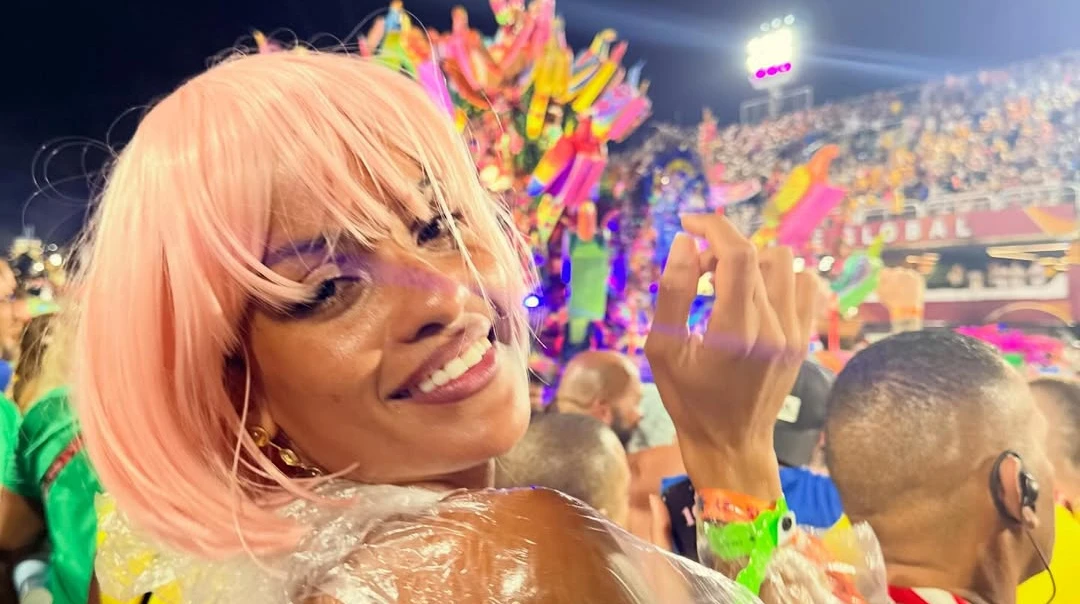 Баптіста з рожевим волоссям та срібними наліпками на сосках показалася з Касселем на карнавалі в Ріо