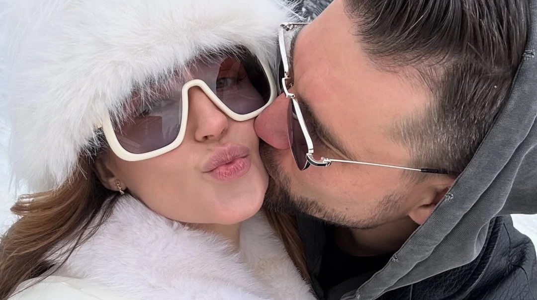 Денисенко у басейні Буковеля показала, як бойфренд ефектно підняв її наче штангу. Фото