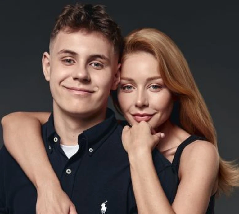 Він схожий на тебе: Кароль у день народження покійного чоловіка виклала милі фото з дорослим сином