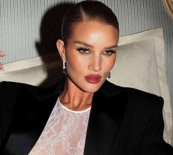 Наречена Стейтема в мереживному комбінезоні посвітила грудьми на ліжку. ФОТО