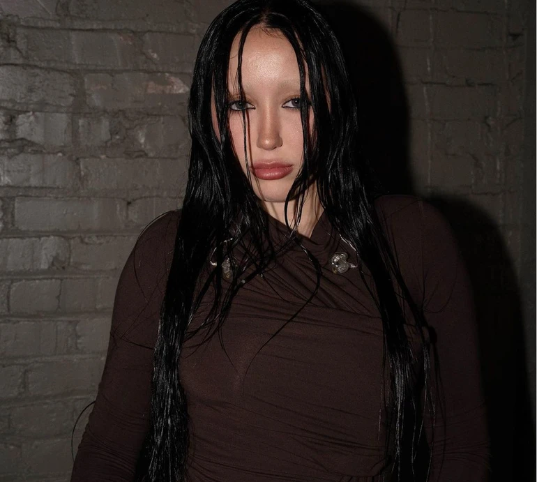 23-річна сестра Майлі Сайрус у самих лише стрінгах побігала нічним лісом для ФОТО